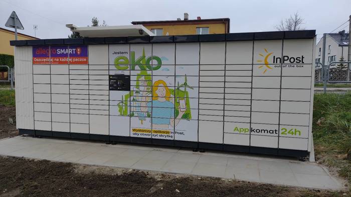 Paczkomat KAT06APP na parkingu budynku usługowo-handlowego