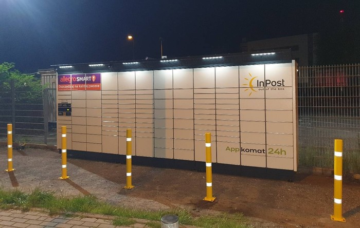 Paczkomat KAT06BAPP przy bocznym budynku WORD