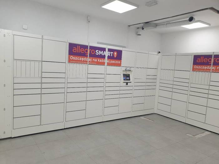 Paczkomat KAT07H wewnątrz lokalu usługowego