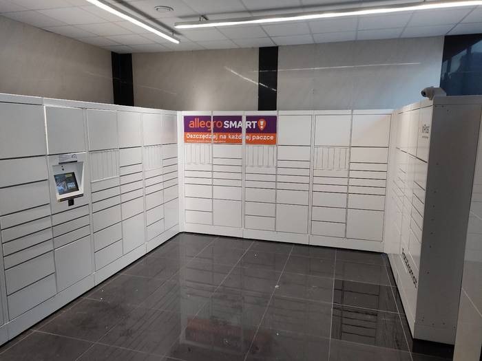 Parcel Locker KAT08H wewnątrz lokalu usługowego