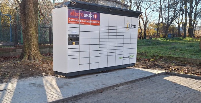 Parcel Locker KAT09BAPP na parkingu obok budynku Gen. Henryka Le Ronda 16F