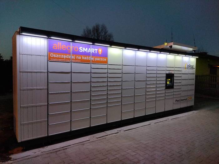 Parcel Locker KAT104M przed sklepem Żabka