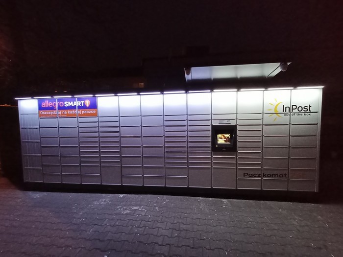 Paczkomat KAT112M obok sklepu Żabka