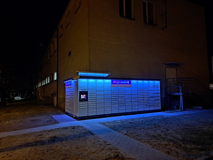 Paczkomat KAT114M na tyłach sklepu Biedronka