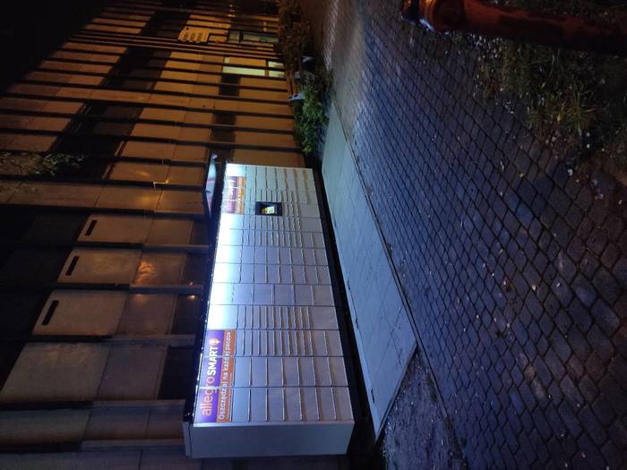Parcel Locker KAT116M przy głównym wejściu do budynku