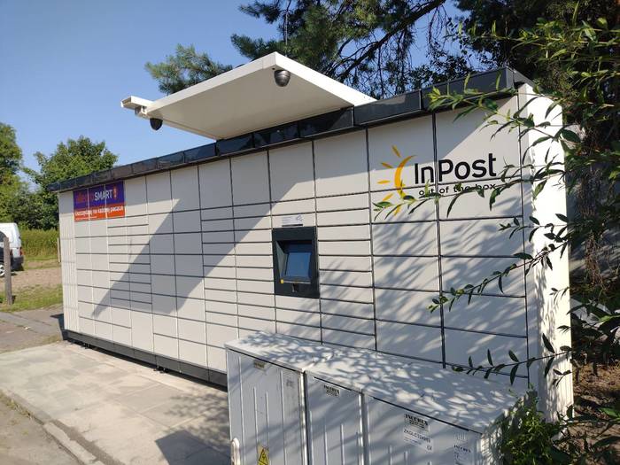 Paczkomat KAT125M u zbiegu ul. Asnyka i ul. Kosynierów