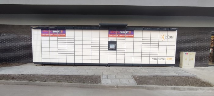 Parcel Locker KAT127M na parkingu przy sklepie Biedronka