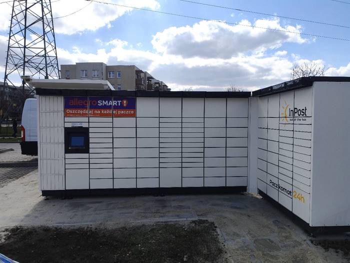 Parcel Locker KAT138M na parkingu obok budynku ul. Bażantów 41