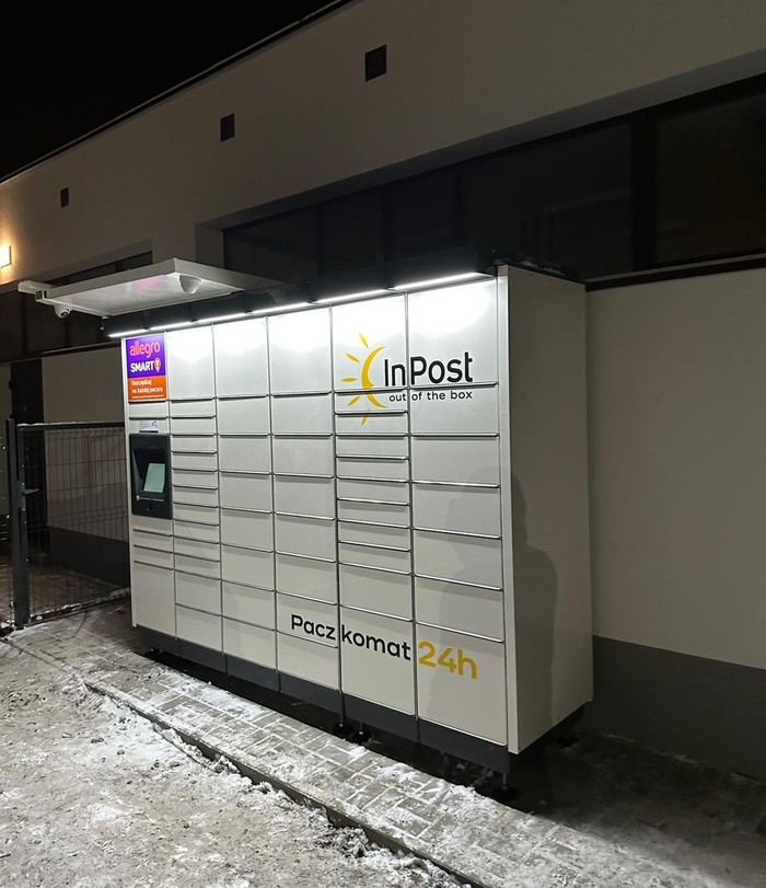 Поштомат KAT148M przy Klubie Osiedlowym, na tylnej ścianie sklepu Żabka