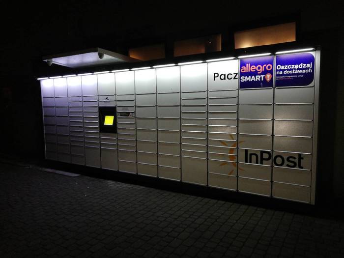 Parcel Locker KAT29M Na parkingu sklepu Społem