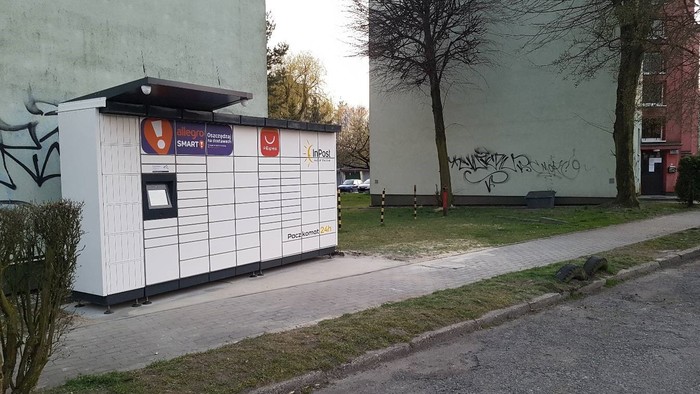 Paczkomat KAT41M Przy bloku mieszkalnym