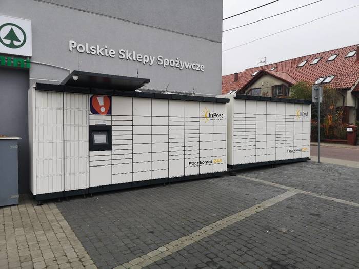 Parcel Locker KAT43M Przy wejściu do sklepu