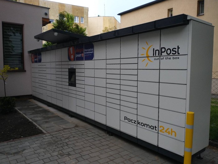 Поштомат KAT65M Dojazd od ul. Spokojnej, wjazd w drogę osiedlową, naprzeciwko targowiska przy bloku ul. Spokojna 43