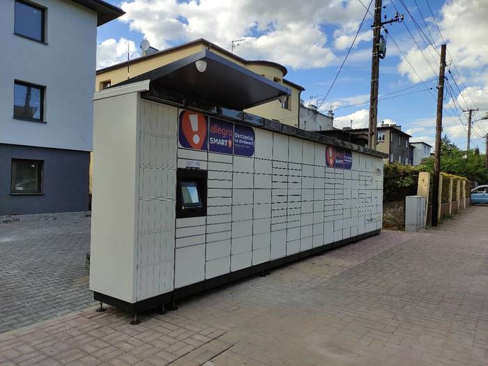 Paczkomat KAT66M parking przed budynkiem, równolegle do ul. Wileńskiej,