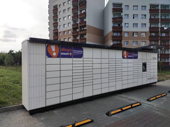 Paczkomat KAT69M na parkingu marketu Stokrotka