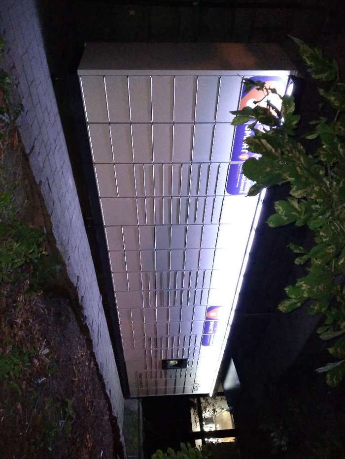Paczkomat KAT70M boczna ściana budynku od ulicy Lompy