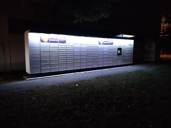 Parcel Locker KAT76M przy budynku Poczty Polskiej, po przeciwległej stronie budynku