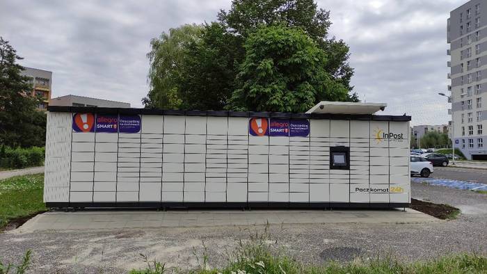 Поштомат KAT77M przy parkingu obok bloku ul. Radockiego nr. 174
