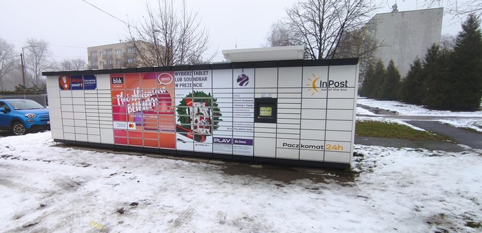 Поштомат KAT78M przy osiedlowym boisku, pomiędzy ul. Zbożową, ul. Szewską i ul. Targową