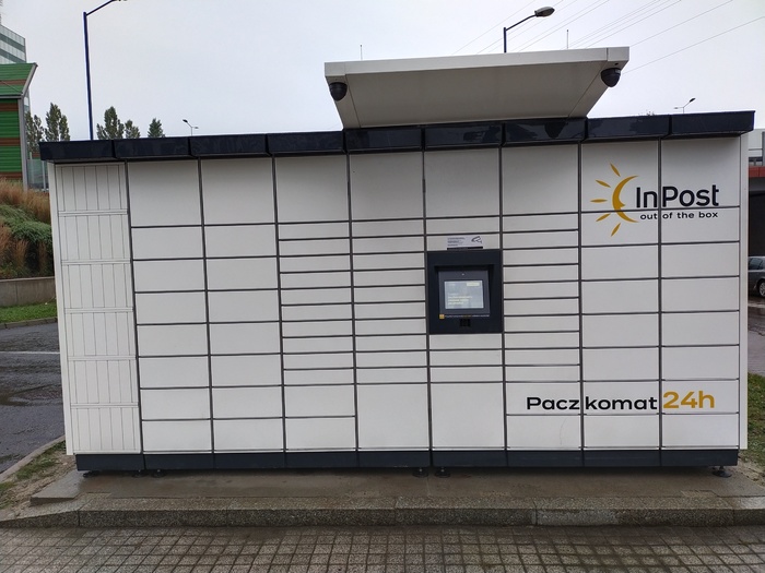 Parcel Locker KAT81M przy biurowcach od strony ulicy Francuskiej , koło przystanków