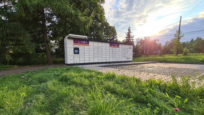 Parcel Locker KAT83M na parkingu przed sklepem Żabka