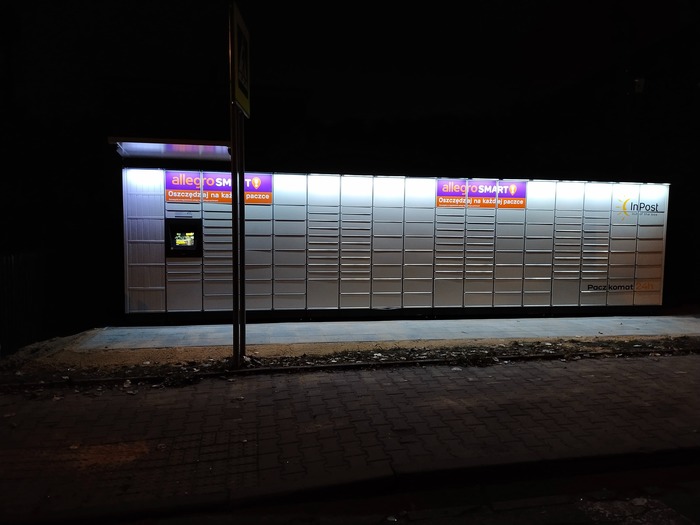 Поштомат KAT85M przed budynkiem mieszkalnym, naprzeciwko szpitala Górnośląskie Centrum Medyczne