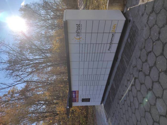 Parcel Locker KAT88M na parkingu obok przychodni