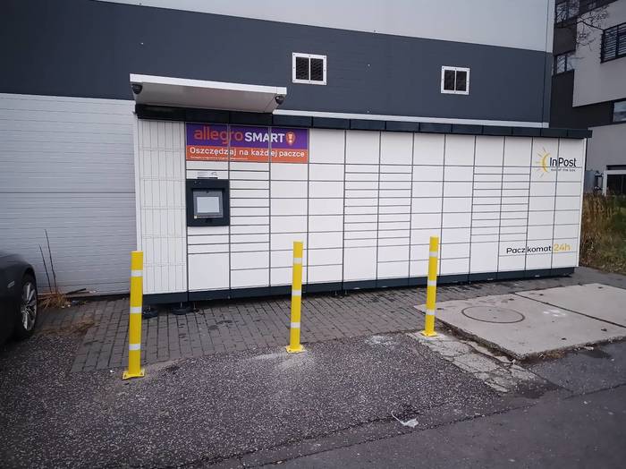 Parcel Locker KAT94M przy magazynie Hali Parkowej, naprzeciwko Skoda Auto śliwka