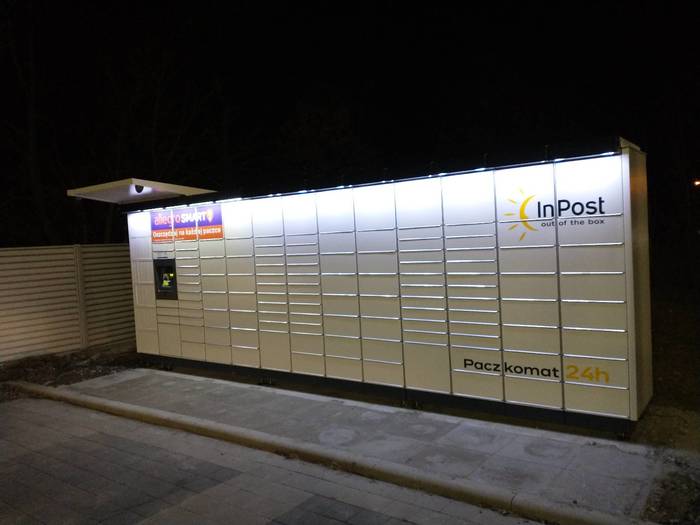Parcel Locker KAT99M na parkingu przed sklepem