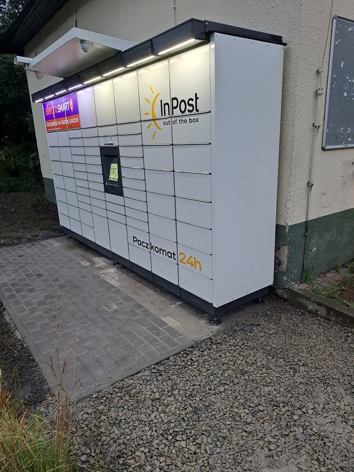 Поштомат KAW02M obok sklepu Groszek