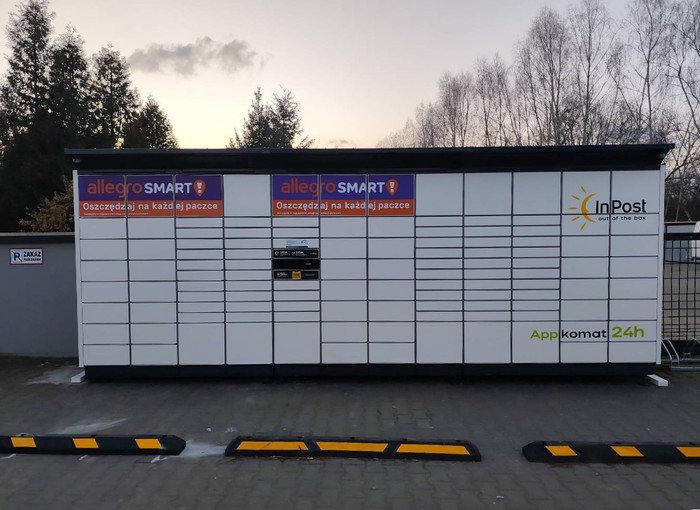 Paczkomat KAWI01BAPP na parkingu