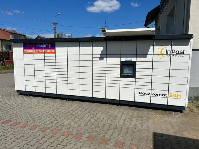 Paczkomat KBE02M parking przed sklepem