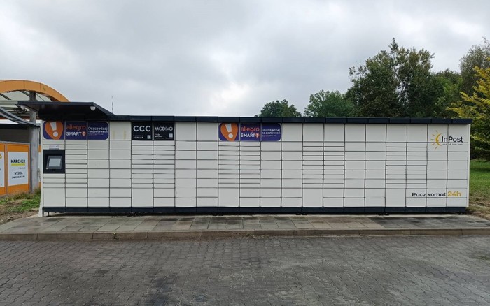 Paczkomat KBR01M na parkingu obok myjni