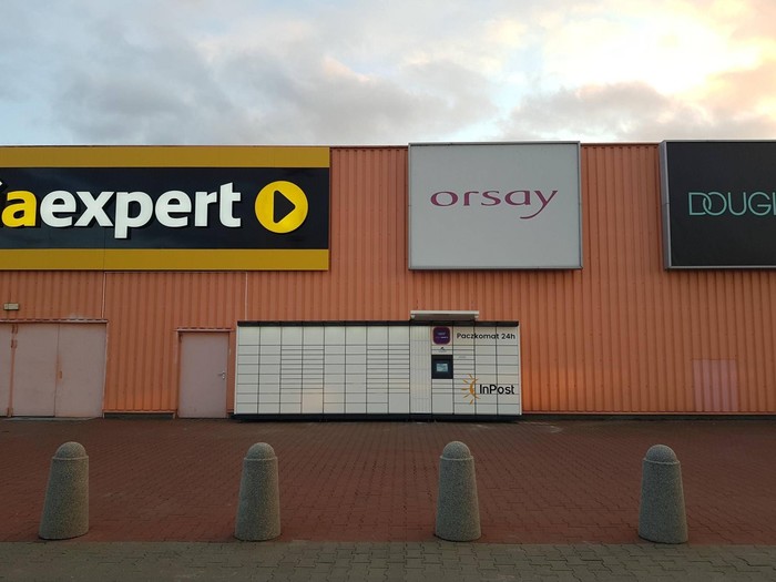 Paczkomat KBS01M Na froncie budynku Auchan