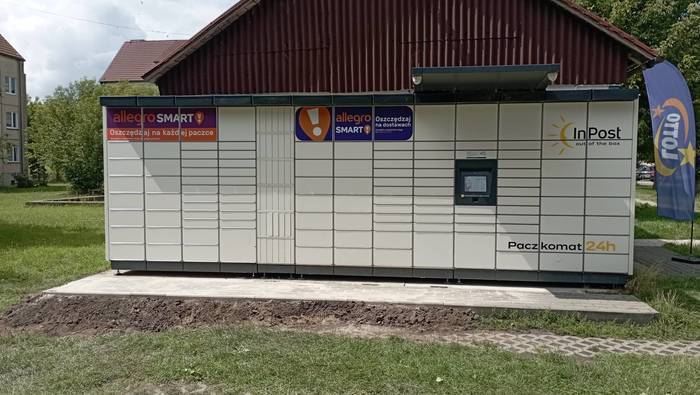 Paczkomat KBZ01M Przy wejściu do sklepu