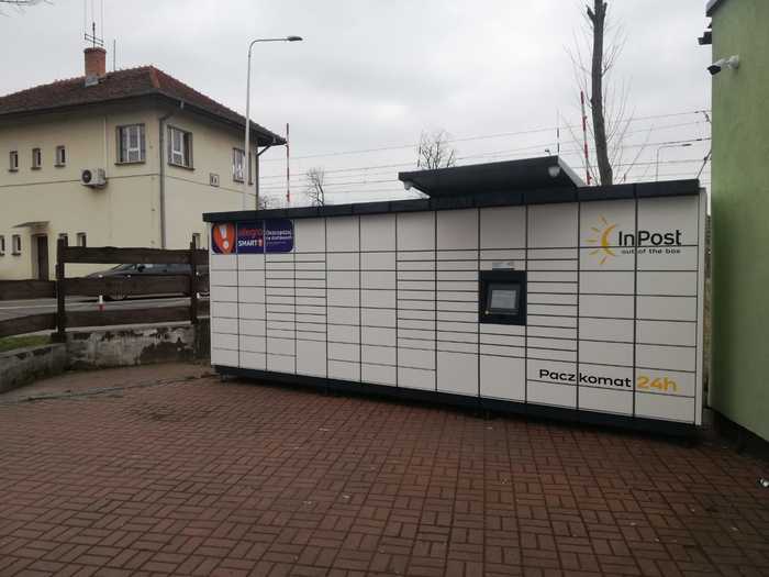 Paczkomat KCA02M Przy Pawilonie Handlowym.