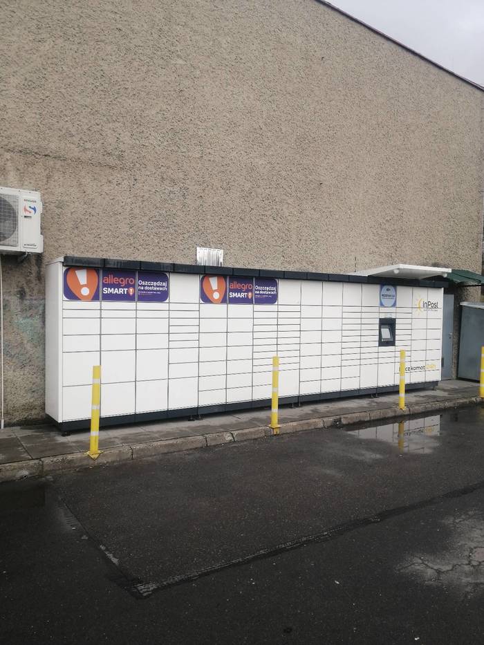 Paczkomat KCC01M Boczna ściana pawilonu