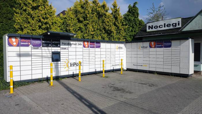 Paczkomat KCI01M Na Parkingu obiektu Noclegi pod Orzechem