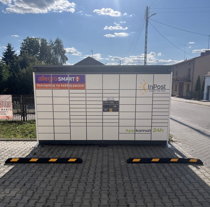 Paczkomat KCK01BAPP Na parkingu