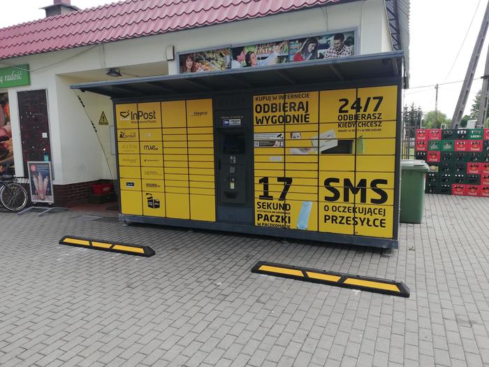 Paczkomat KCN01G Po prawej stronie od wejścia do sklepu.