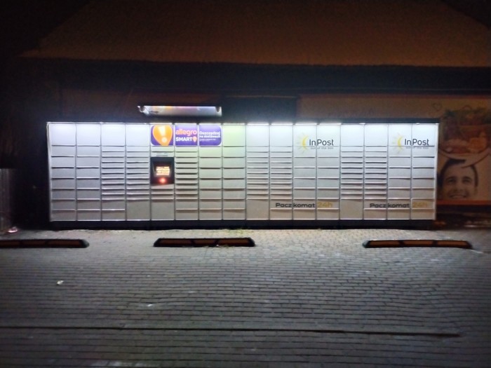 Paczkomat KCP01M Boczna ściana sklepu