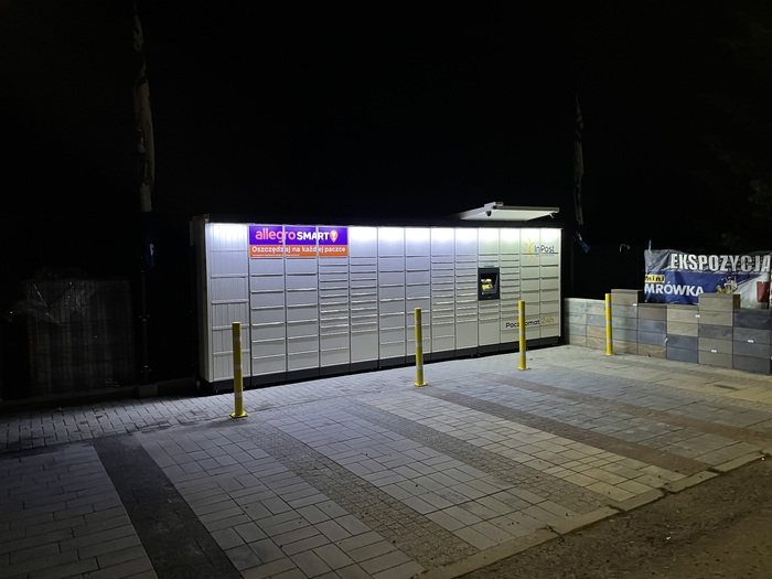 Поштомат KCP02M na parkingu przed sklepem Mrówka