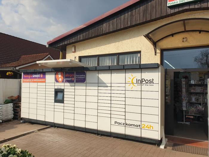 Paczkomat KCX01M przed wejściem do marketu
