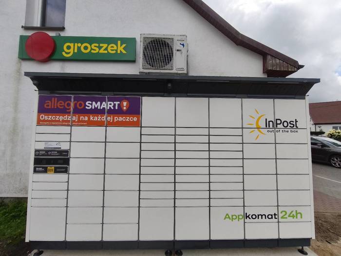 Paczkomat KCZW01BAPP przy sklepie spożywczym