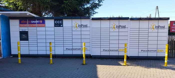 Paczkomat KDE01M Przed wejściem do sklepu Lewiatan