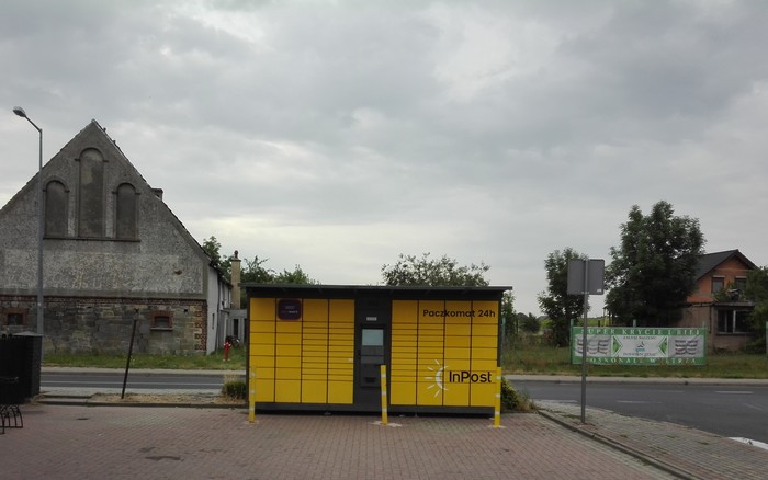 Paczkomat KDL01G Na parkingu sklepu Mix