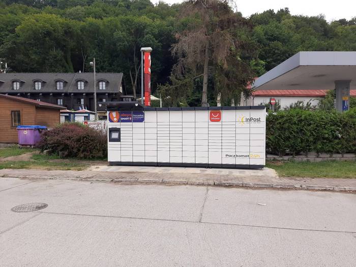 Paczkomat KDO01M Na parkingu przy Orlenie