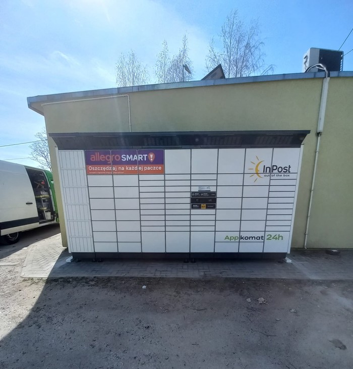Paczkomat KECV01BAPP przy sklepie spożywczym