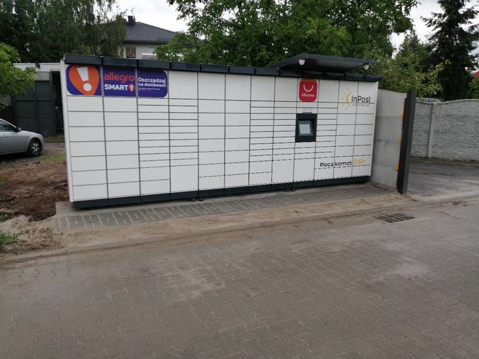 Paczkomat KEI02M przy serwisie samochodowym