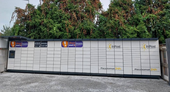 Paczkomat KEI04M na parkingu prywatnej posesji